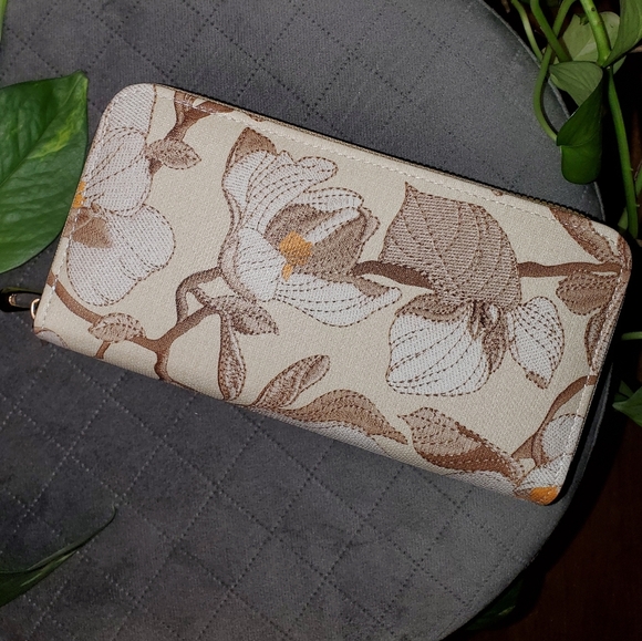 Faux Embroidered Flower Wallet 🌼 🌸 Tan Color - Picture 2 of 10
